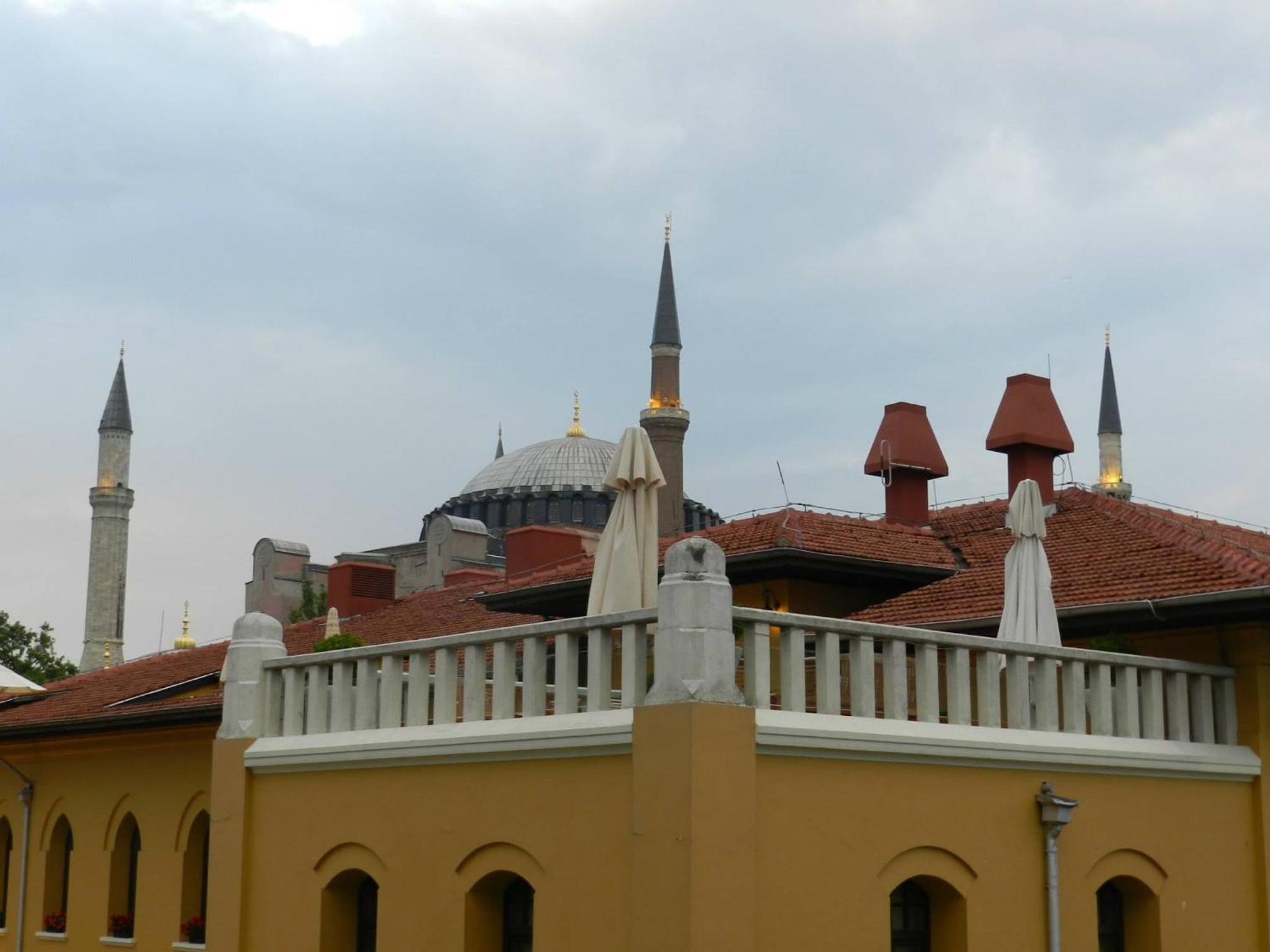 Berk Guest House - Grandma'S House Истанбул Екстериор снимка