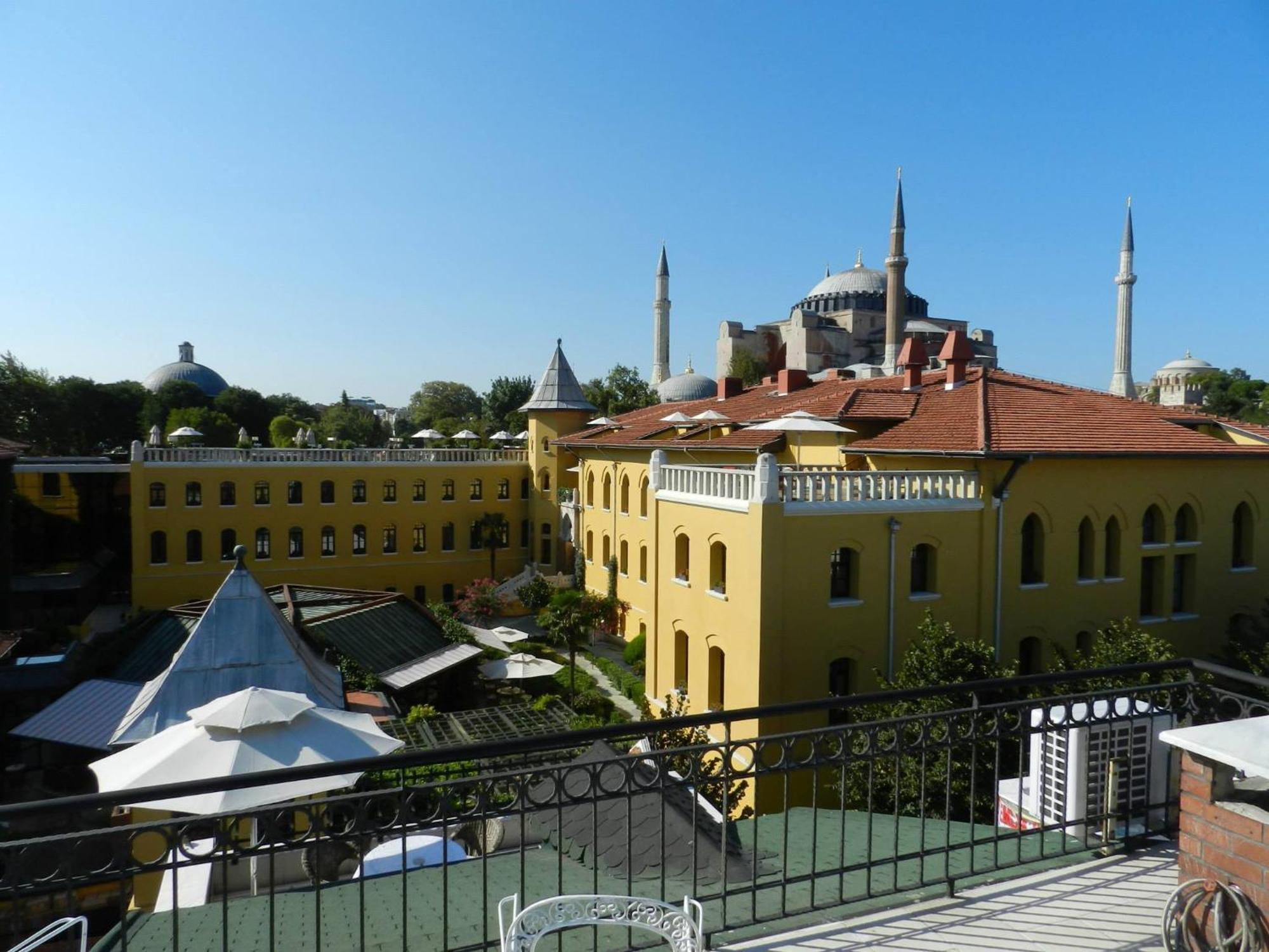 Berk Guest House - Grandma'S House Истанбул Екстериор снимка